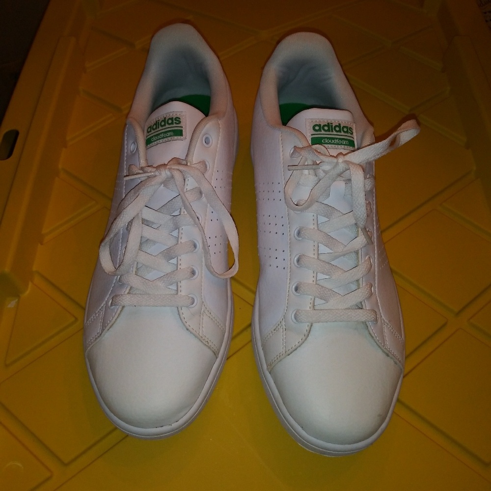 Tennis shoes